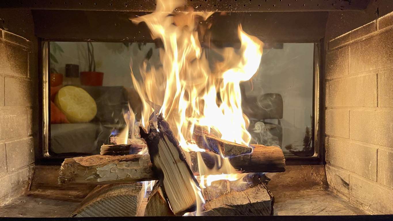 Romantisches Feuer im Kamin