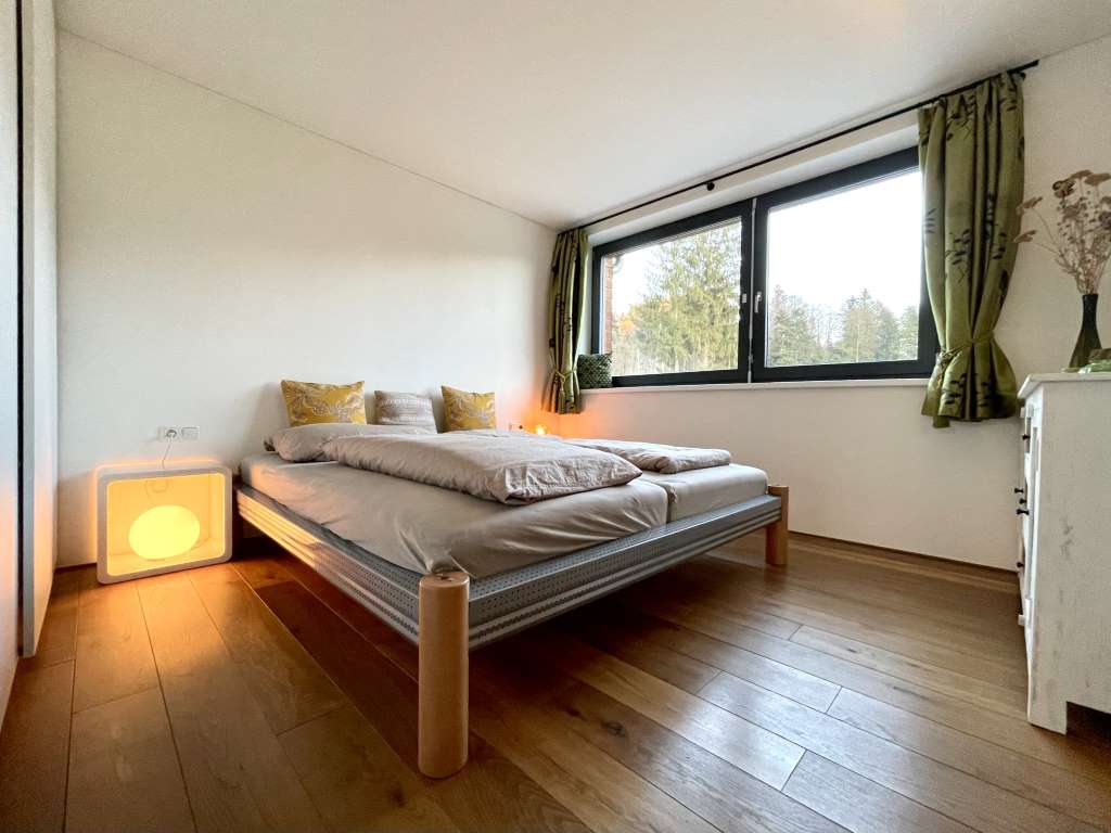 Haralds Ferienhaus Schlafzimmer mit Doppelbett in Langenegg